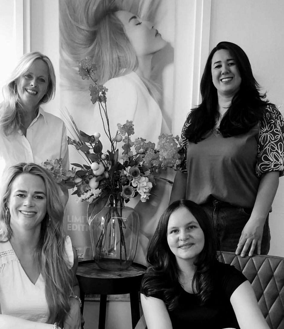 Het team van Koele Coupe samen in de salon.
